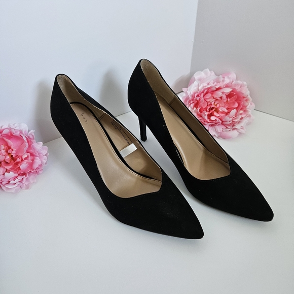 Black Pointed Toed Heels - Picture 1 of 6